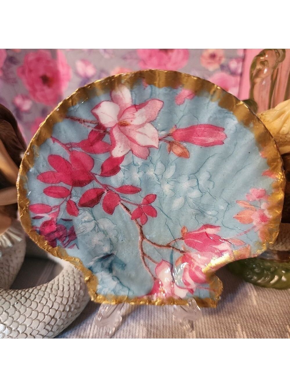 DECOUPAGE FLOWERS ON A SCALLOPED SHELL - Picture 2 of 3